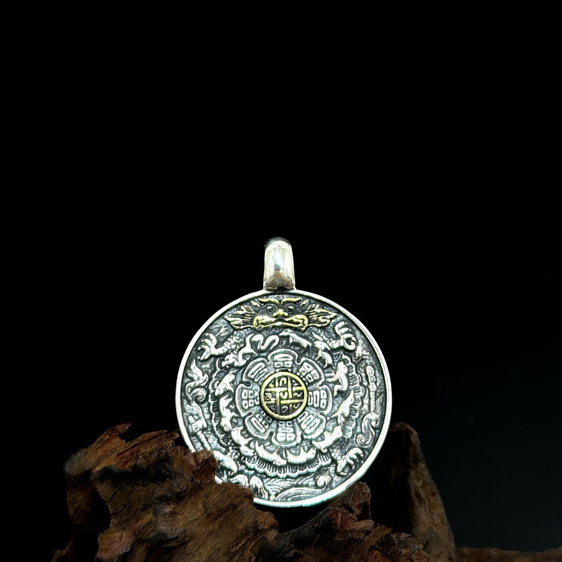 

Срібний кулон S925 з двостороннім зображенням Жовтого Бога Багатства - Етнічний амулет з триграммами для чоловіків 925 Silver