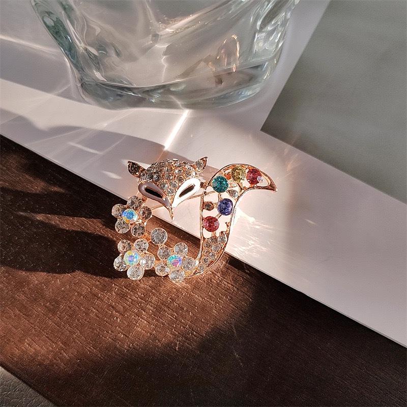 Charming Fox Brooch: Fashionable, Versatile Accessory for Cardigans, Coats, and Suits.