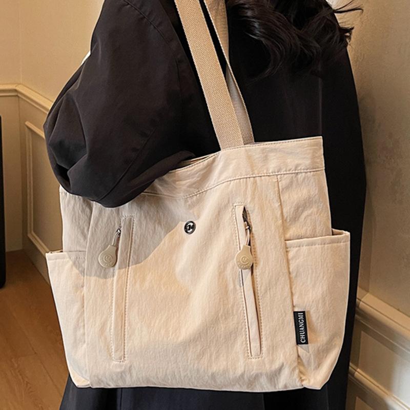 Large-capacity solid color women's bag winter new simple outdoor bag commuter high-value shoulder bag
