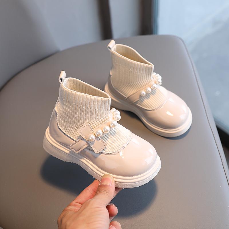 Girls' Winter Fashion Round Toe Patent Leather Shoes with Velvet Lining