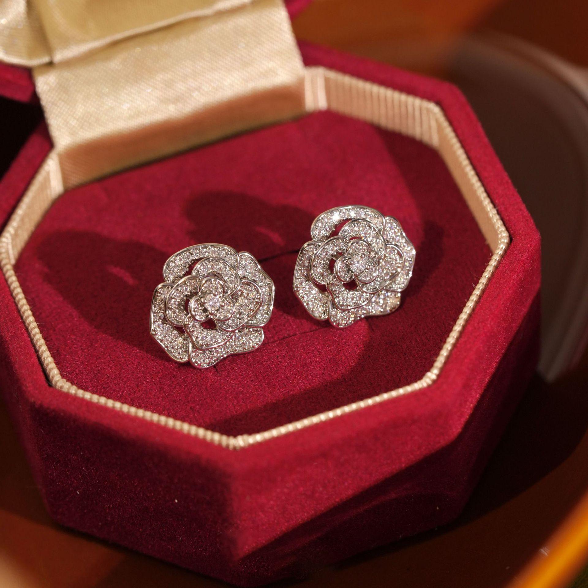 

Серьги-пусеты с камелией и полным бриллиантовым паве, модные и элегантные серьги с темпераментом, серьги в стиле легкой роскоши с высоким чувством индивидуальности