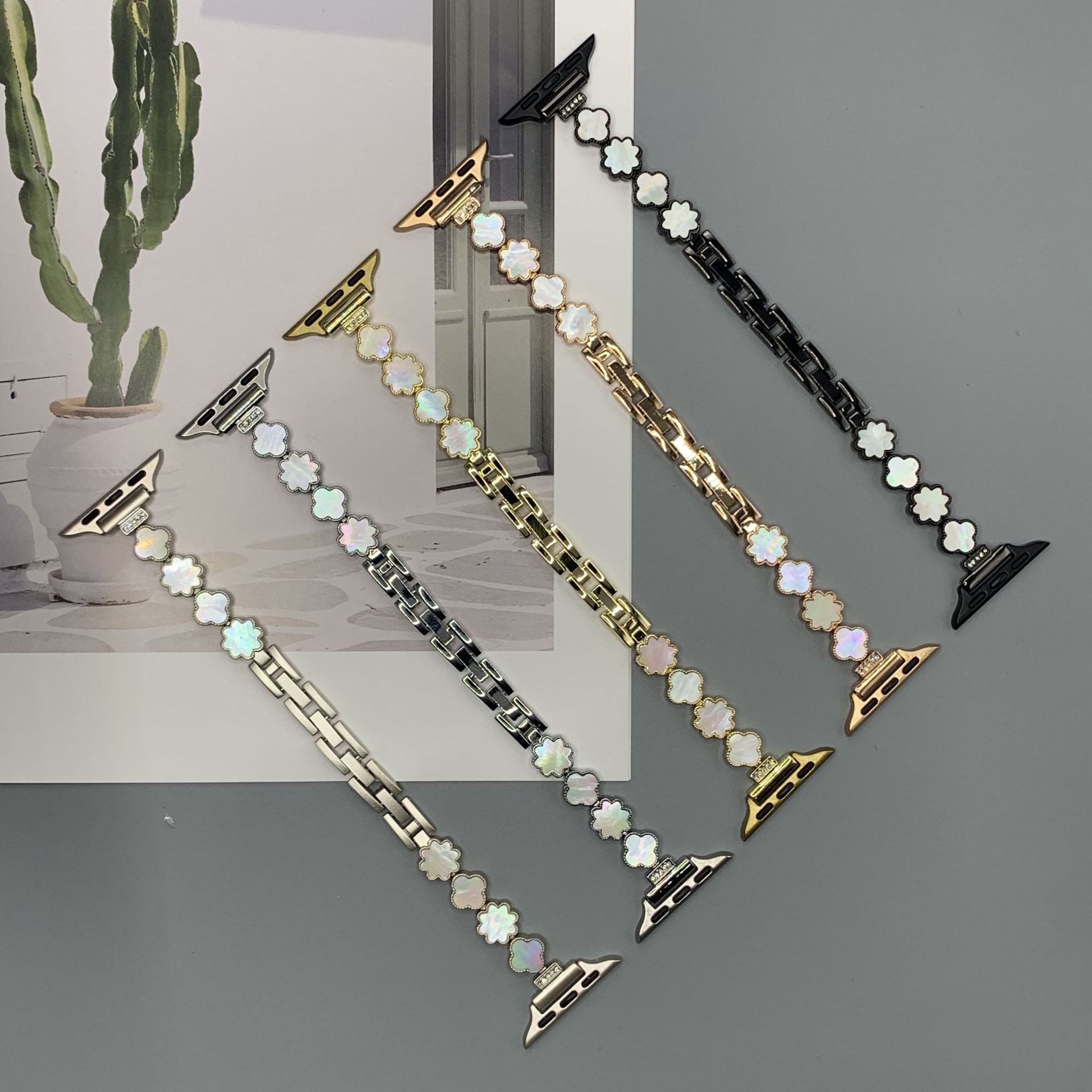 

Подходит для ремешков Apple. Ремешок на талию Apple Watch Apple Clover Mother-of-Pearl Small.