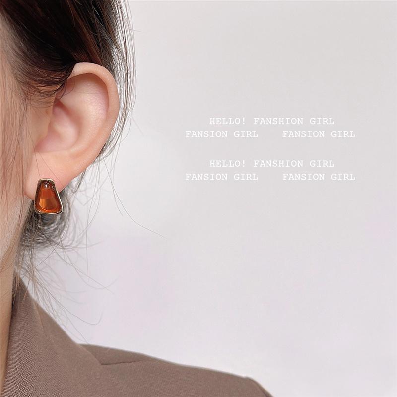 Vintage Temperament Asymmetric Brown Resin Stud Earrings For Women Female Gift Fine Fashion Jewelry Accessories