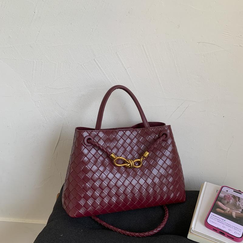 This Year, the Popular Super-hot Small Bag Women's 2025 New Autumn and Winter Versatile Messenger Bag Portable Commuter Bucket Bag