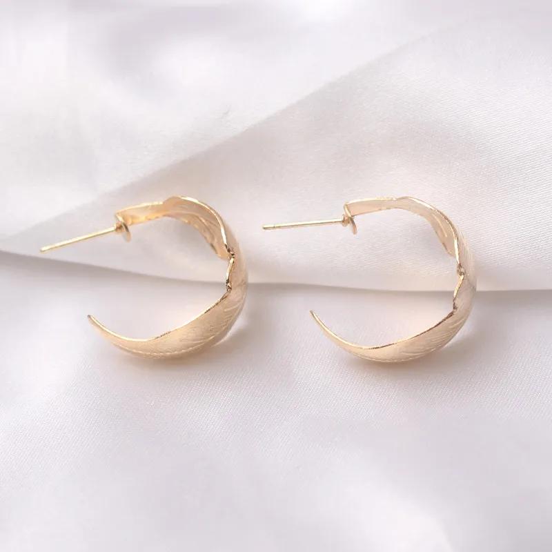 Metal Feather Women's Stud Earrings Gold Color C-shaped Earrings for Female Unusual Earrings Bijoux Femme Fashion Jewelry