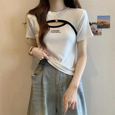 Elegancki damski T-shirt z krótkim rękawem i nadrukiem w litery - Lato 2024, duży rozmiar, wyszczuplający design