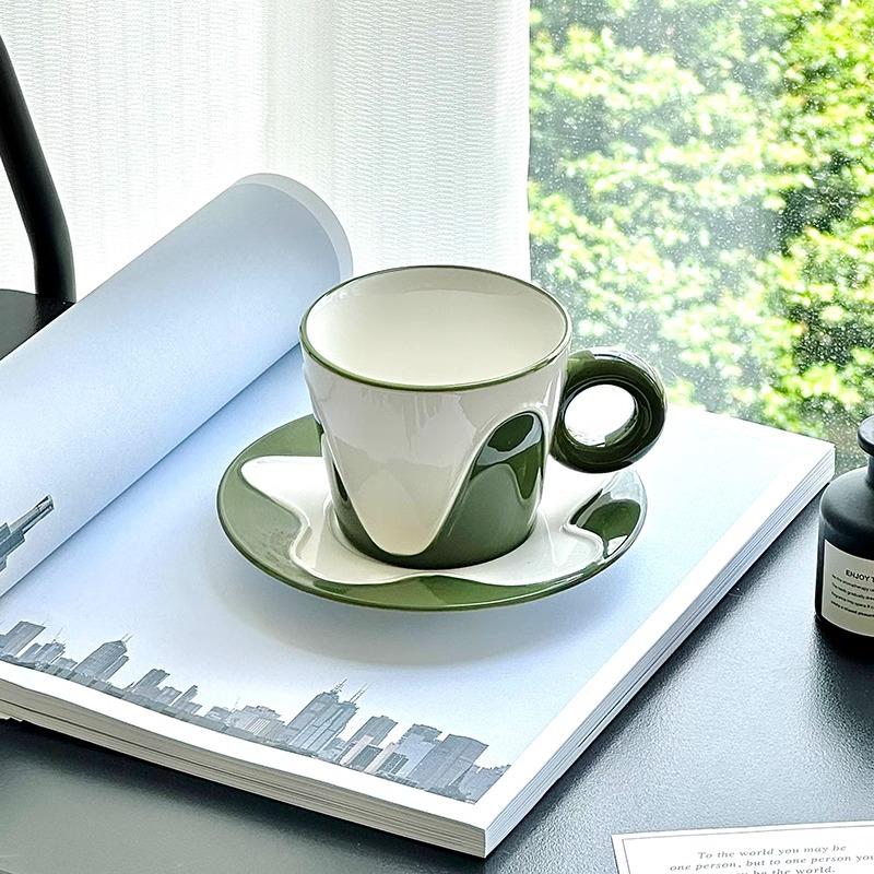 Schwarz und Weiß Wellenförmige Keramik Kaffeetasse Schmetterlings-Set Unterglasurfarben Handwerksbecher Latte-Tasse Leichter Luxus-Stil