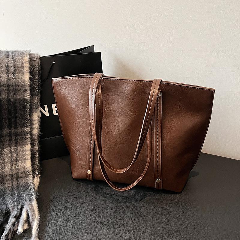 

Retro large-capacity tote bag women s 2025 winter new commuting simple shoulder bag versatile underarm bag кавовий