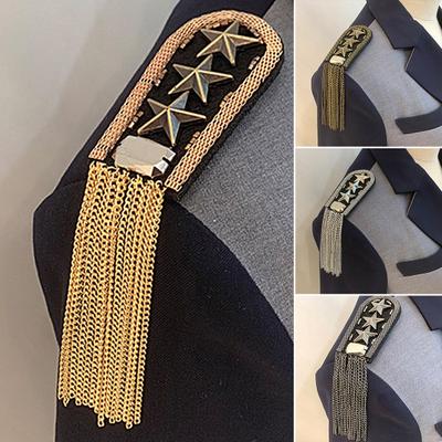 Attraktive Quasten-Schulterklappe, feine Verarbeitung, glänzende Bühnenaufführung