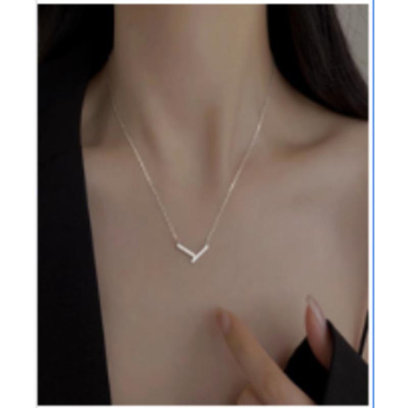Lucky Four-Leaf Clover Necklace - Women's Unique Design, Sophisticated Luxury Leaf Lockbone Chain, Premium Quality