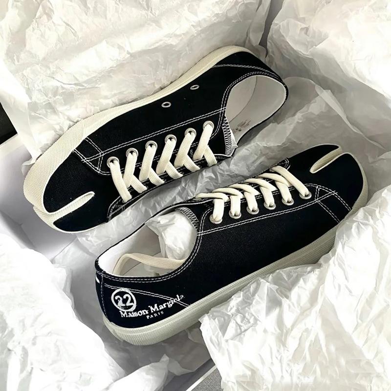 

Top version niche tabi splashing ink split-toe shoes for men and women with the same pig s trotters flat-soled lace-up low-top casual board shoes c 35
