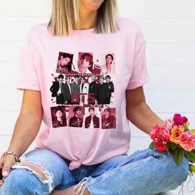 Maglietta Tour BTS 2026, Maglietta per Fan Kpop, Design Collage Membri BTS, Maglietta Unisex per Concerto, Abbigliamento Merch, Regalo per ARMY, Maglietta per Amante della Musica