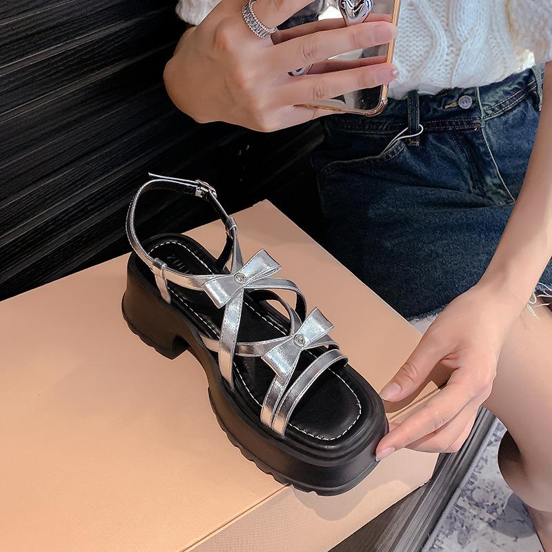 Dünne Riemen offene Zehenpartie neue Schmetterlingsschuhe Damen Sommer neue vielseitige Sandalen Kreuzriemen dicker Absatz erhöhend Muffin Damenschuhe