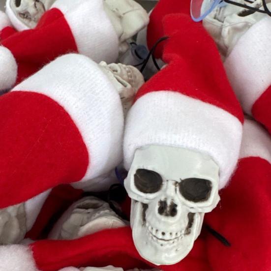 Hanging Skull Santa Hat Halloween Ornaments Gothic Xmas Tree Hanging Skeleton Decor Plastic Small Skull Head Decoration for Party Supplies
