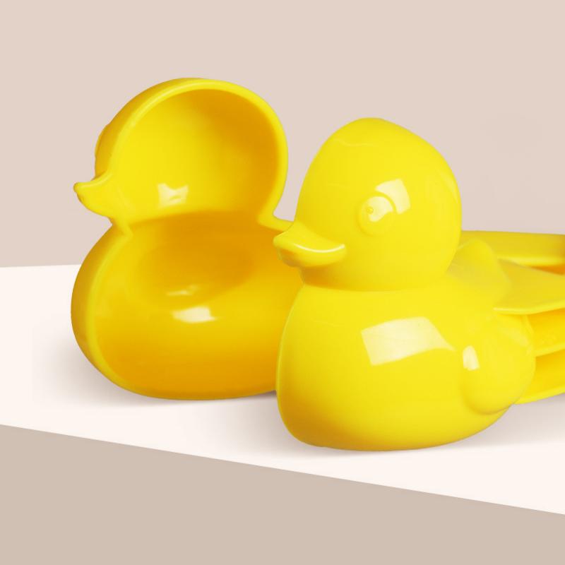 New Snow Toy Hot Selling Multiple Colors Snowball Clip Duckling Astronaut Mold Three Piece Set For Playing Snow Toy Clip