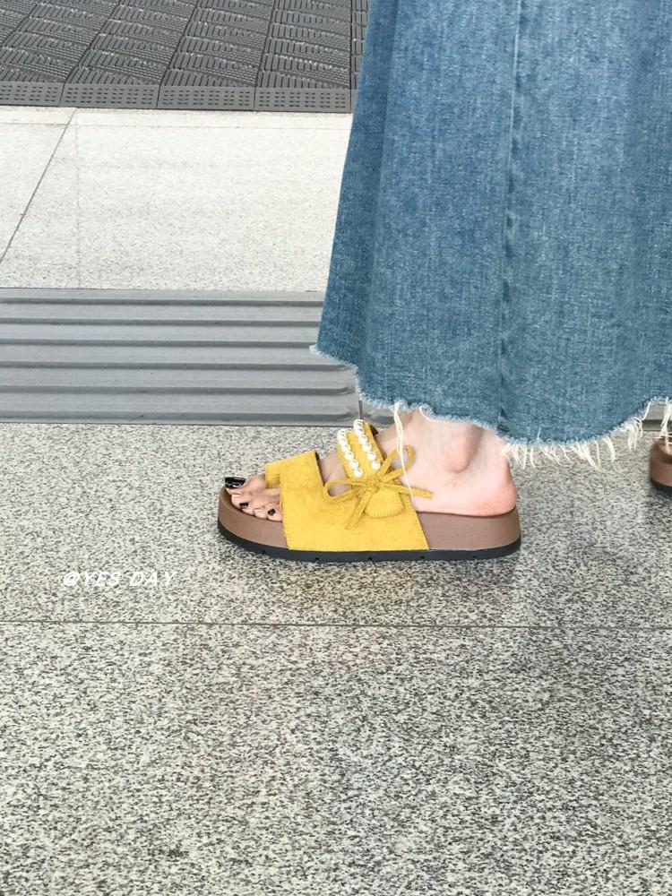 

Sweet pearl bow flat bottom set toe one-word drag girl 2025 summer new beach wear Boken cool slippers 35