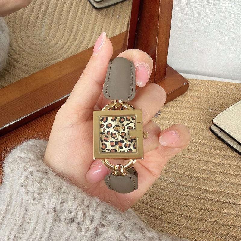 Armbanduhr im koreanischen Stil mit quadratischem Zifferblatt, Eine luxuriöse und raffinierte Damenuhr mit einem einzigartigen Leopardenmuster-Design.