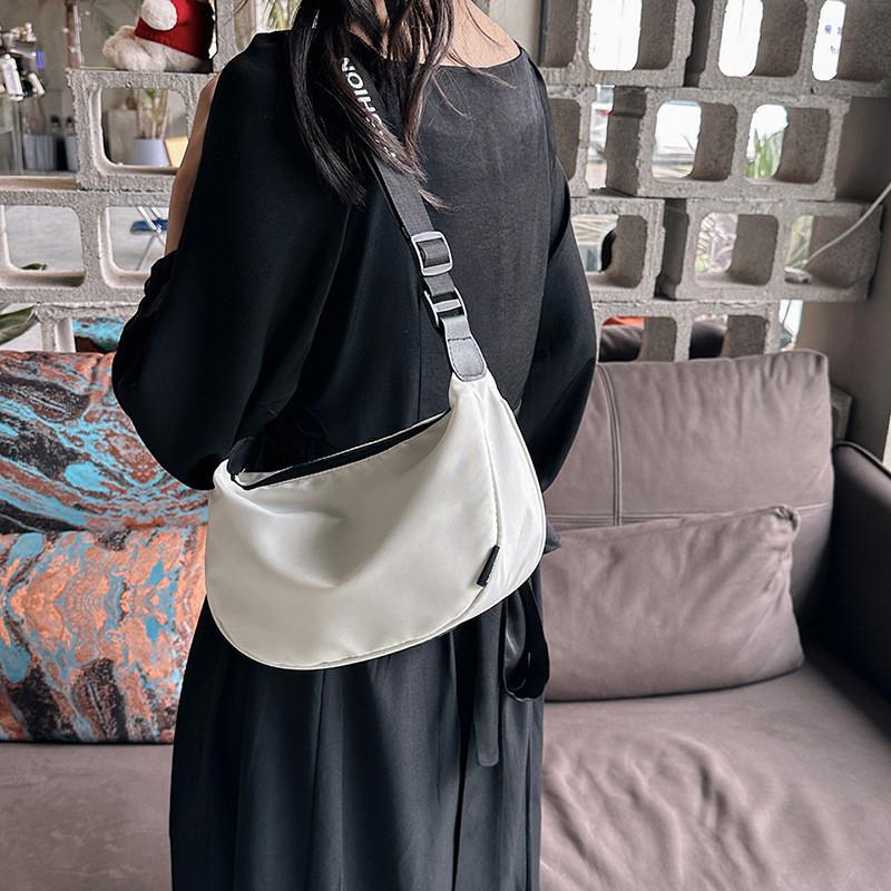 Fashionable Nylon Shoulder Bag Trendy Street Style Medium Crossbody Bag For Women