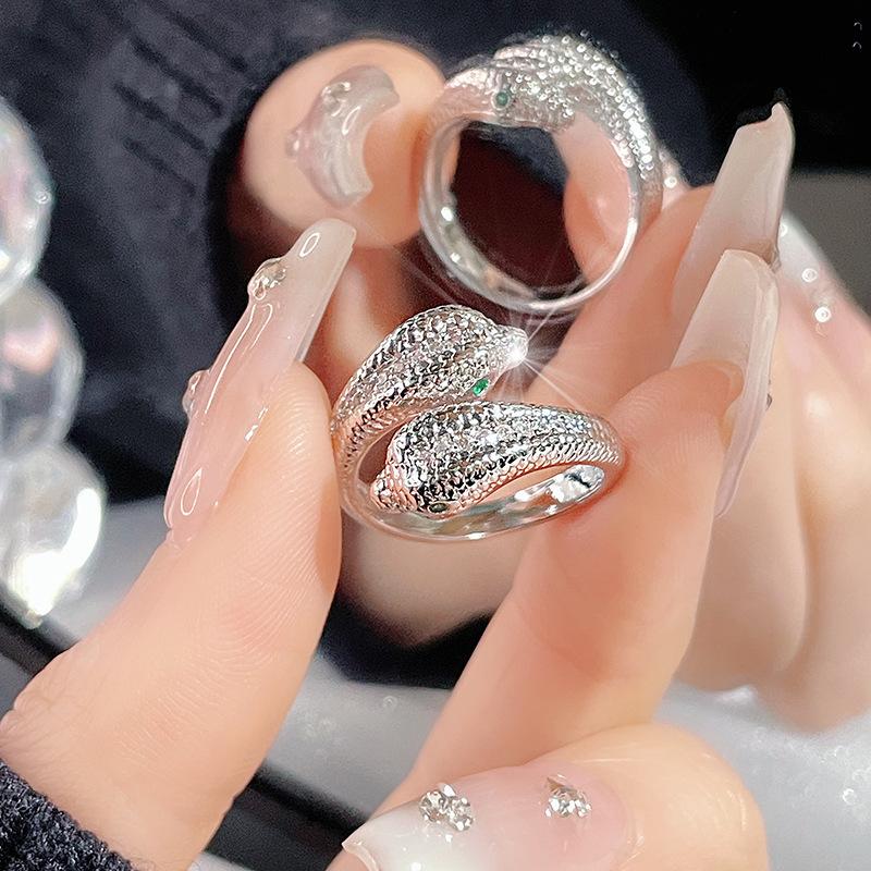 Otevřený prsten se zirkony a hadím motivem, niche design, osobnost, tmavý retro, studený vítr, prsten pro ženy