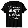Stealing Hearts And Blasting Farts Crude Humor Grafik Herren T Shirt Daunisex Vintage Stylish Graphic Top For Everyday Wear