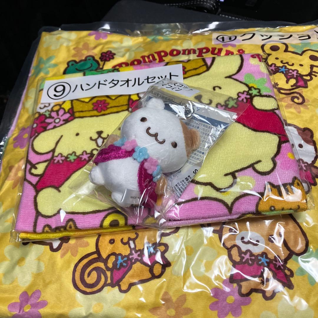 Pompompurin lottery cushion mascot muffin set