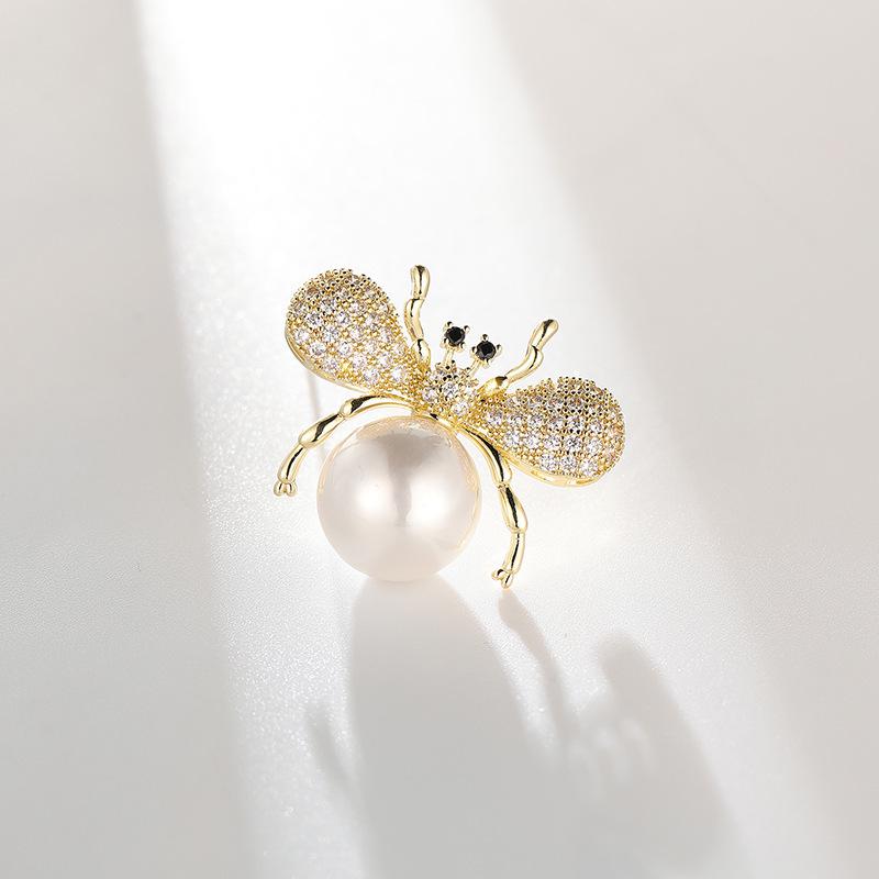 Bo Xin Yun Elegant Little Bee Brooch for Women: Versatile and Simple Insect Lapel Pin Accessory.