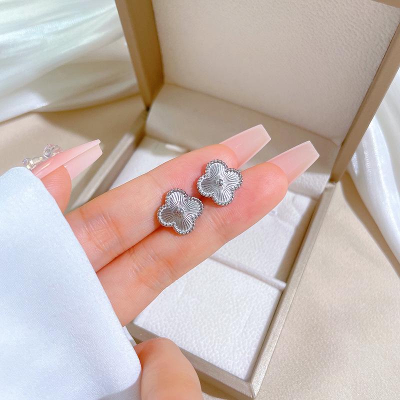 Cercei minimaliști tip stud din oțel titan cu sidef și trifoi cu patru foi - Design androgin pentru temperament individual și eleganță de banchet.