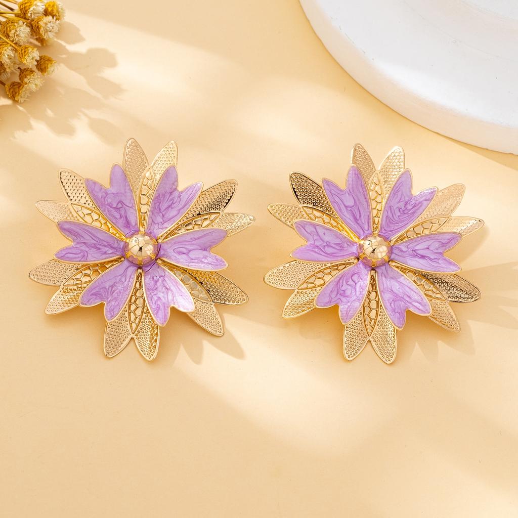 A Pair of Fashionable Women's Earrings, Exaggerated Multi-Layered Flower Earrings, Suitable for Women to Wear in Daily Life, Vacations, and Banquets