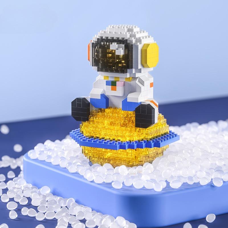 Miniature diamond building blocks, small particle building blocks, cute and educational toys, star astronaut ornaments