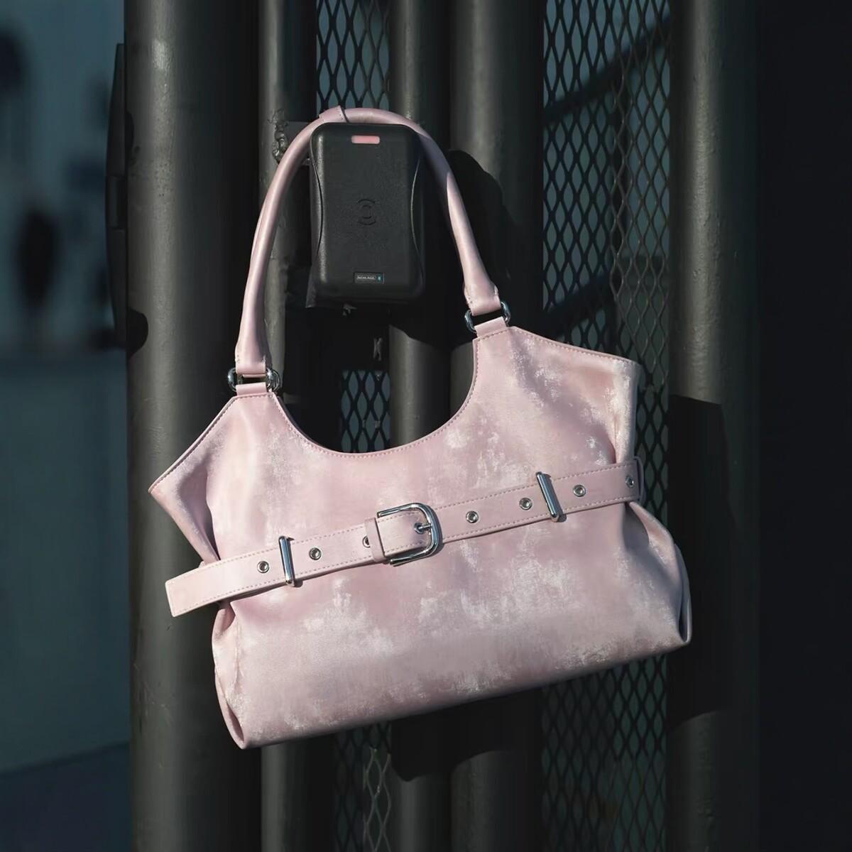 

Large Capacity Commuter Versatile Shoulder Bag American Retro Motorcycle Style Handheld Tote Bag Casual Belt Buckle Underarm Bag рожевий