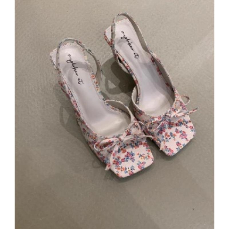 

Летом 2025 года новый однословный подиум на шпильках, ленивые люди носят полу-дрэговые пляжные сандалии с открытым носком 39