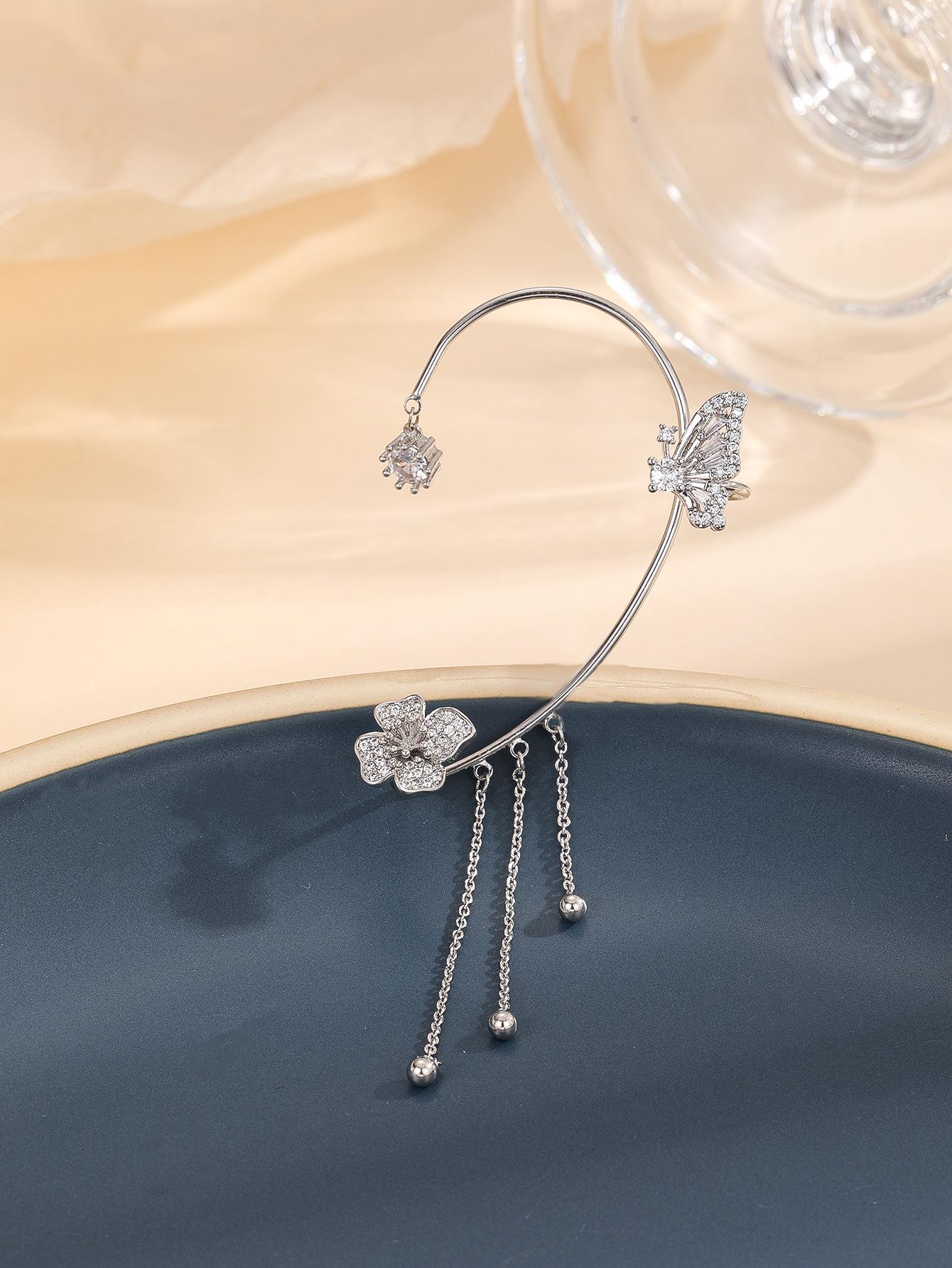 

Серьга-кафф на ухо с кисточкой в виде цветка розы и бабочки, из меди с цирконом. Модные темпераментные украшения в стиле инфлюенсеров. белый