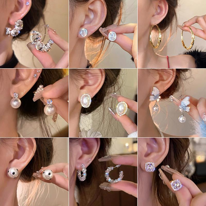 French Small Fragrant Style Pearl Stud Earrings Women's Light Luxury High-end Sense Retro Temperament Earrings Ear Jewelry