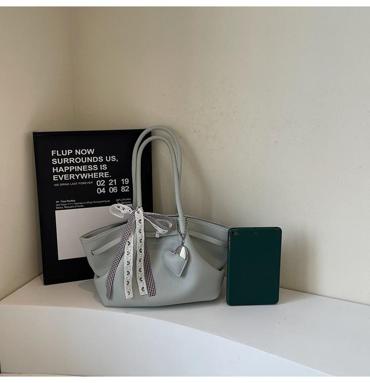 Shoulder bag Large capacity work commuter bag High sense fashion texture Niche women's bag