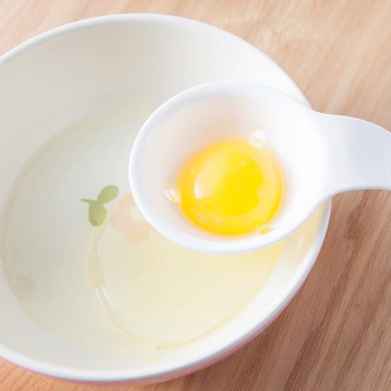 Egg Yolk Separator BPA-Free Plastic Egg White Filter with Ergonomic Handle Easy Clean Baking Gadget for Cakes Muffins Meringues Custards