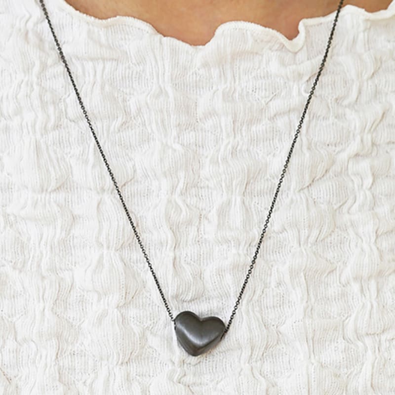 Meumdal Volume Heart Necklace (black)