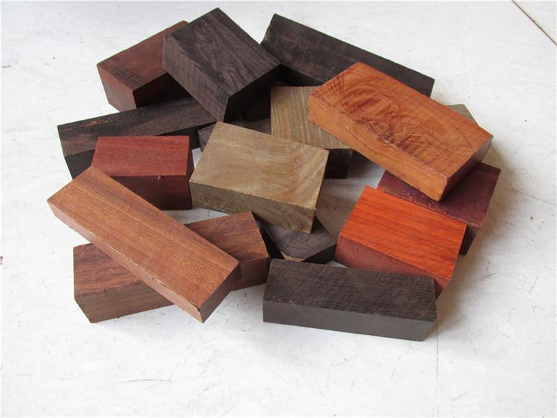 Ausverkauf Buddha-Perlen: Schnitzabfälle aus Palisander und Lila Sandelholz für die Handheld-Praxis