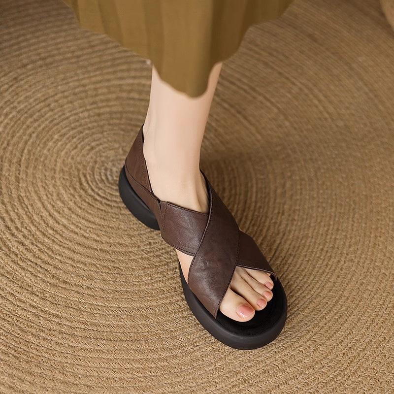 Roman leather sandals women's 2025 new summer this year's popular casual sandals large size women's soft-soled flats
