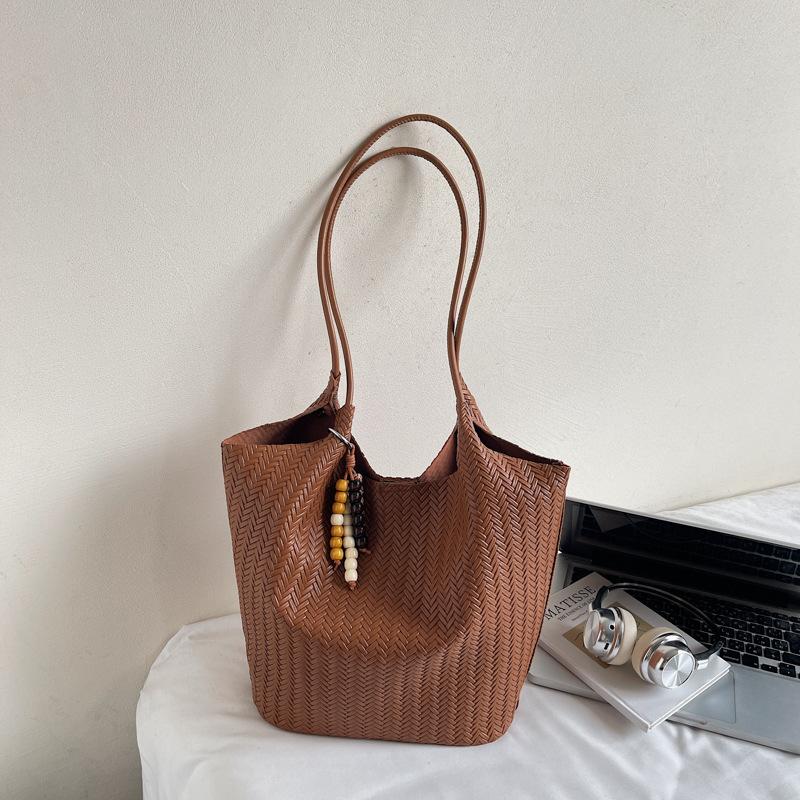 Korean version of retro bag women's large capacity 2025 new autumn shoulder woven mother and child bag commuter tote bag