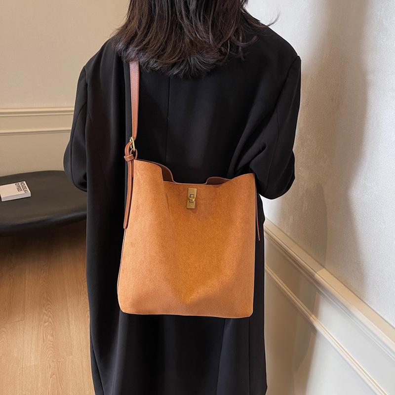 Autumn and winter high-end sense large-capacity tote bag bucket bag women's commuting large-capacity shoulder bag handbag