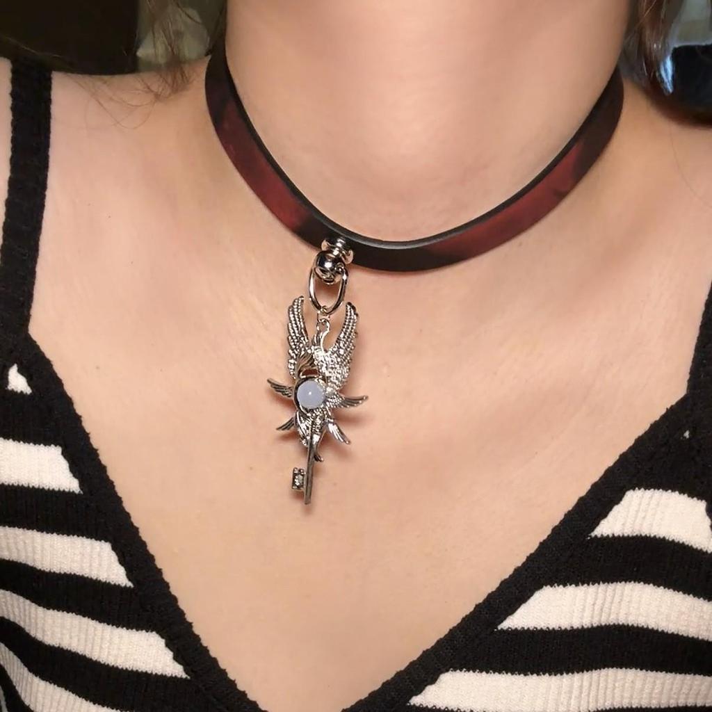 Chique Pittige Meisje Leren Bel Choker Ketting – Uniek Minderheidsontwerp