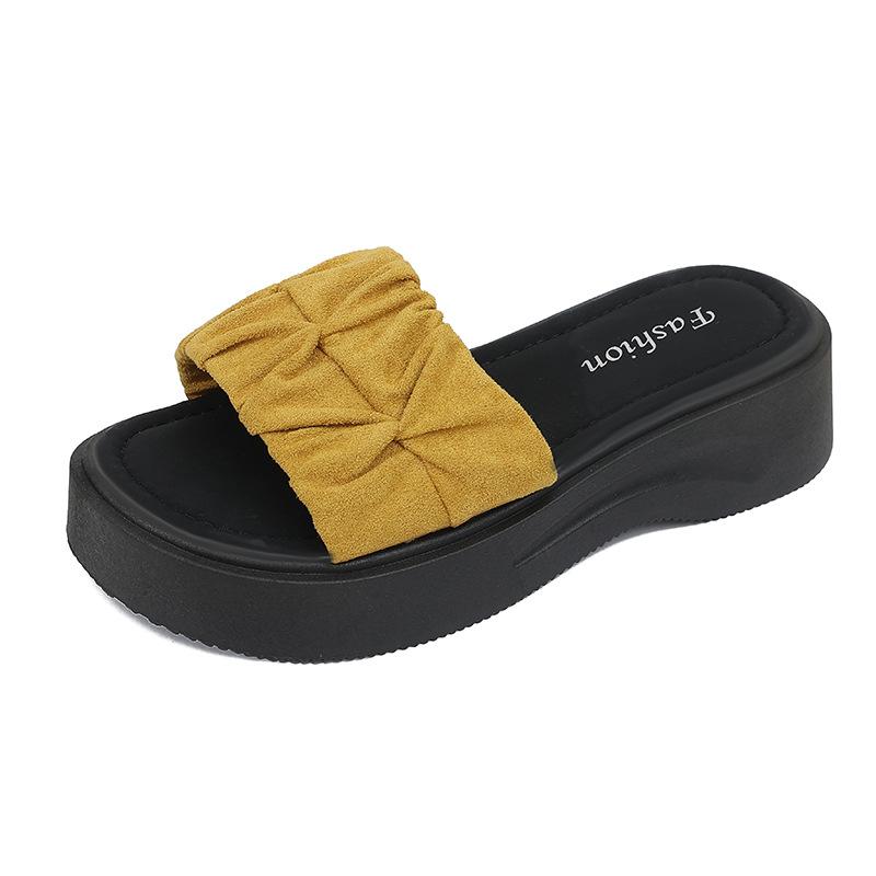 Thick-bottomed muffin sandals Internet celebrity beach fashion 2025 one-word drag super fire pleated slippers women's summer wear new models