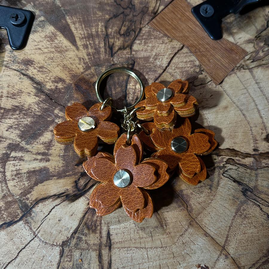 

Брелок из натуральной кожи «Цветущая сакура» - Ручной работы брелок для ключей от машины и подвеска для сумки с цветочным дизайном сакуры для женщин