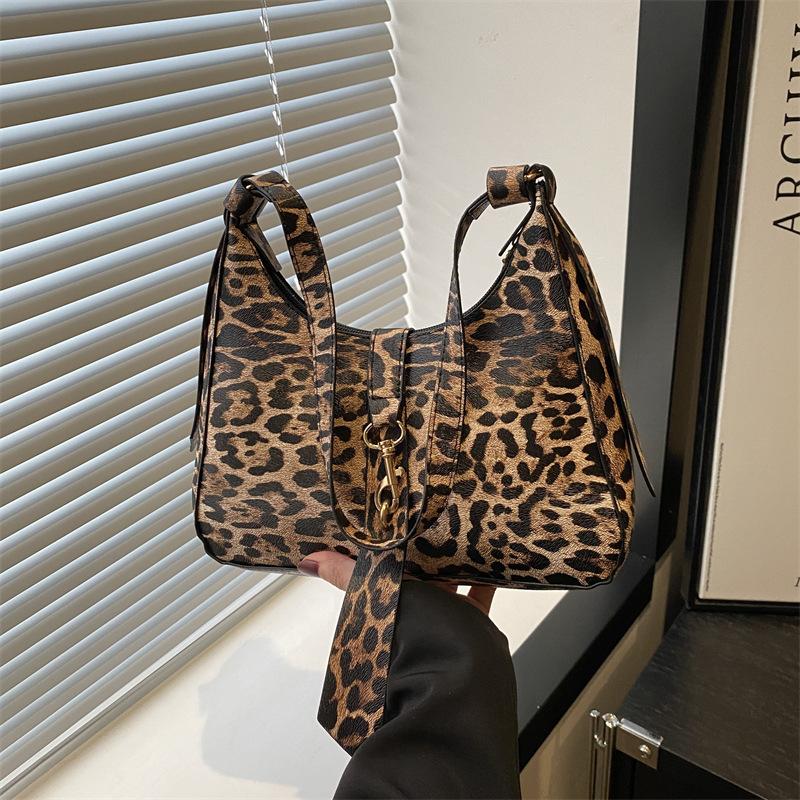 Korean Version of Fashionable Versatile Casual Shoulder Bag Women's 2025 Autumn New Temperament Texture Leopard Print Armpit Bag