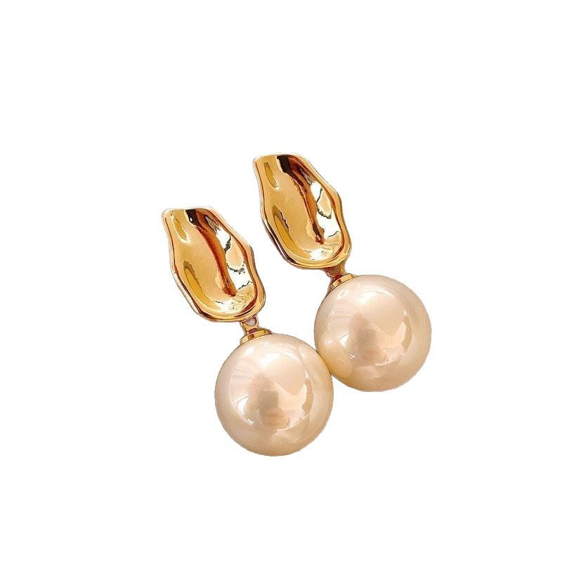 Silver Needle French Retro Pearl Pendant Earrings: Simple, Fashionable Studs with a Light Luxury Feel for Women