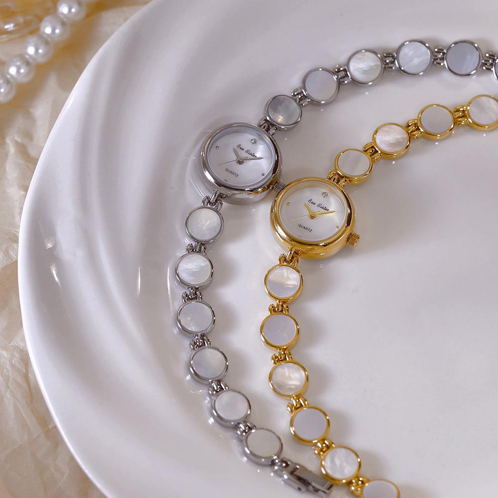 New in Women Watches Luxury Fashion Shell Bracelet Lady Dress Watch Gold Small Dial Quartz Wristwatch Gifts