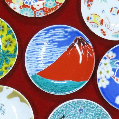 Waza no Kura Stilvolle Kutani-Keramik glückverheißende kleine Teller mit Berg Fuji, kleine Servierteller, japanische Marke - Teller, Keramik, Teller, Geschirr.