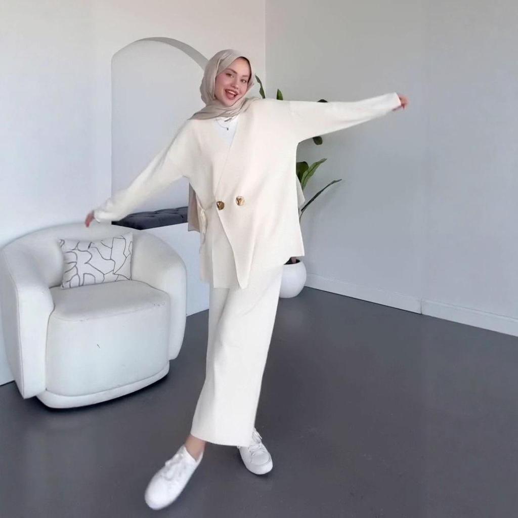 Autumn 2025 European & American Women's Commuting Coat & Sleeveless Top with Pants Two-piece Set