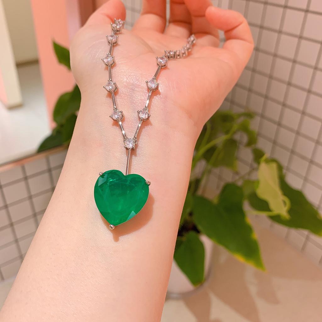 Jewelry Wind Simulation Emerald, Heart-Shaped Set Stud Earrings Main Stone 10 * 10 Pendant 20 * 20