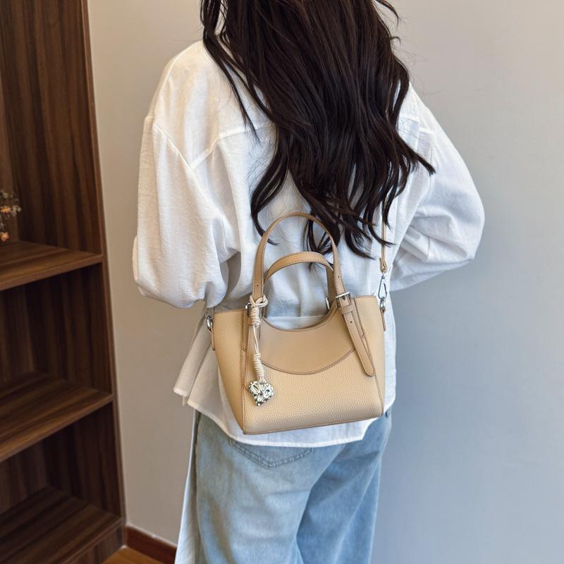 New Portable Bucket Bag Women's 2025 Summer Korean Edition Fashion Shoulder Bag Premium Commuter Oblique Span Bag